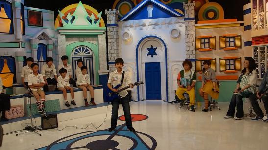 混血童星吳文瑄Owen在超視小宇宙33號的節目表演彈電吉他唱Whistle