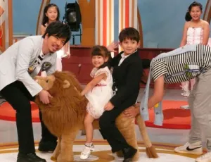 黃國倫和小鬼帶Ella(吳若瑄）, Owen(吳文瑄)出場